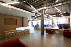 Фото интерьера ресепшен офиса в стиле фьюжн