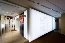 Фото интерьера входной зоны офиса в стиле фьюжн