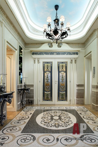 Фото интерьера входной зоны дома в дворцовом стиле