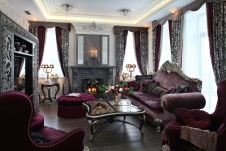 Фото интерьера каминной дома в дворцовом стиле Фото интерьера гостиной дома в дворцовом стиле