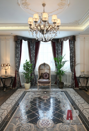 Фото интерьера входной зоны дома в дворцовом стиле