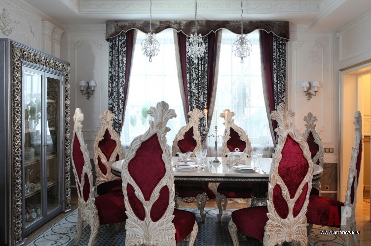 Фото интерьера столовой дома в дворцовом стиле