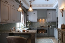 Фото интерьера кухни дома в дворцовом стиле