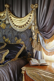Фото интерьера спальни дома в дворцовом стиле
