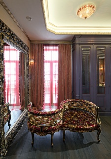 Фото интерьера гардеробной дома в дворцовом стиле