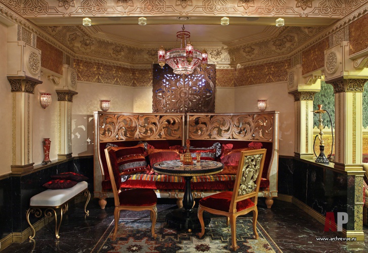 Фото интерьера винотеки дома в дворцовом стиле
