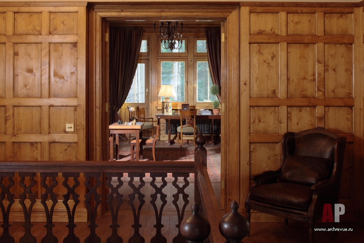 Фото интерьера лестничного холла деревянного дома в английском стиле