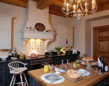 Фото интерьера кухни деревянного дома в английском стиле