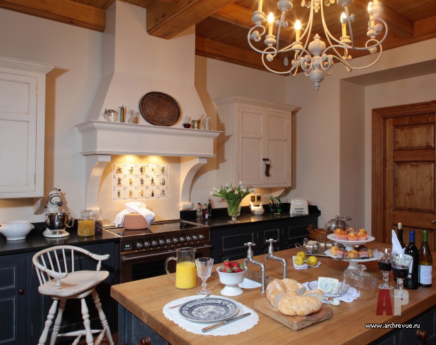 Фото интерьера кухни деревянного дома в английском стиле