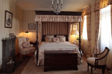 Фото интерьера спальни деревянного дома в английском стиле