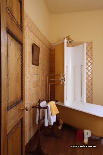 Фото интерьера санузла деревянного дома в английском стиле