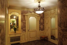Фото интерьера входной зоны дома в стиле неоклассика