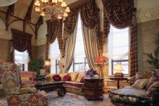 Фото интерьера гостиной дома в стиле неоклассика