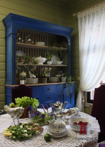 Фото интерьера кухни деревянного дома в стиле кантри