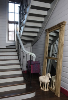 Фото лестницы деревянного дома в стиле кантри