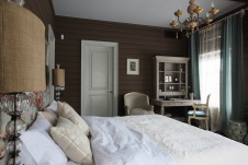 Фото интерьера спальни деревянного дома в стиле кантри