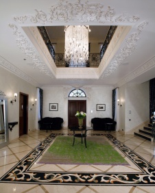 Фото интерьера входной зоны дома в стиле неоклассика