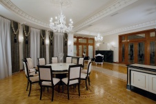 Фото интерьера столовой дома в стиле неоклассика