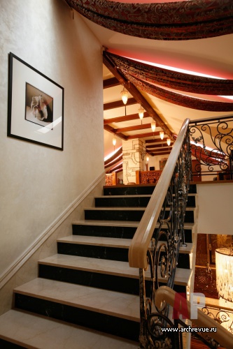 Фото лестницы дома в стиле неоклассика