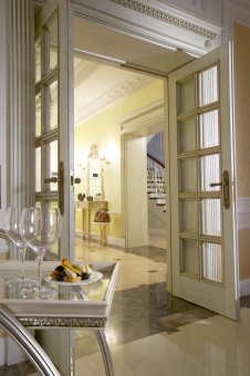Фото интерьера входной зоны дома в неоклассике