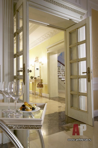 Фото интерьера входной зоны дома в неоклассике