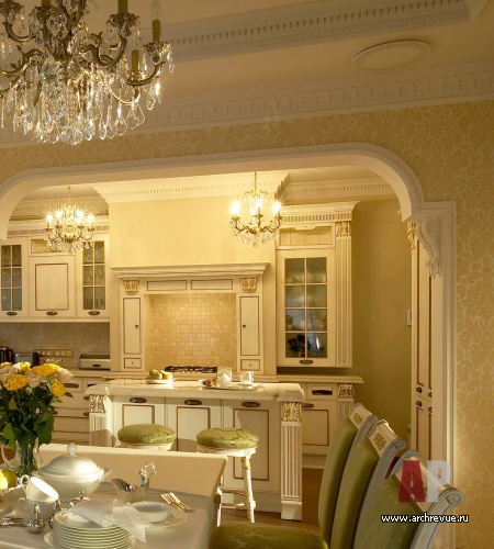 Фото интерьера кухни дома в неоклассике