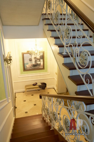 Фото интерьера лестницы дома в неоклассике