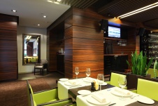 Фото интерьера входной зоны ресторана в стиле фьюжн