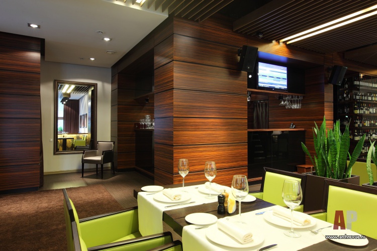 Фото интерьера входной зоны ресторана в стиле фьюжн