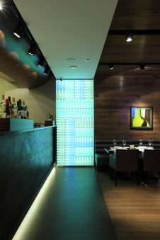 Фото интерьера бара ресторана в стиле фьюжн