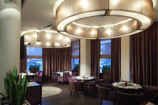 Фото интерьера зала ресторана в стиле фьюжн