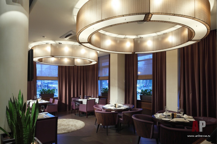 Фото интерьера зала ресторана в стиле фьюжн