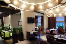 Фото интерьера зала ресторана в стиле фьюжн