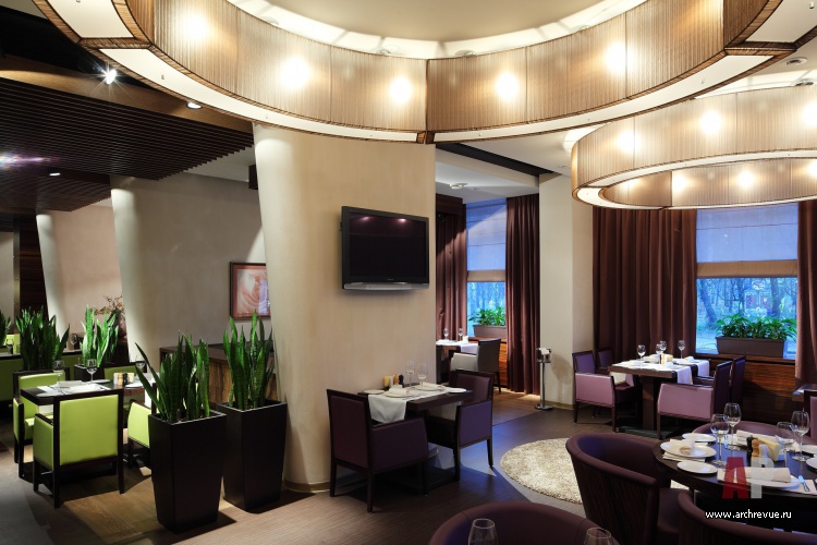 Фото интерьера зала ресторана в стиле фьюжн