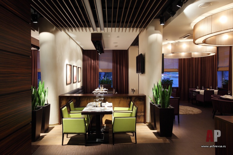 Фото интерьера зала ресторана в стиле фьюжн