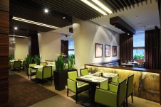 Фото интерьера зала ресторана в стиле фьюжн