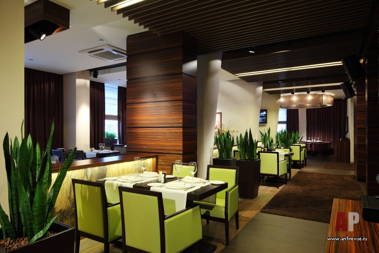 Фото интерьера зала ресторана в стиле фьюжн
