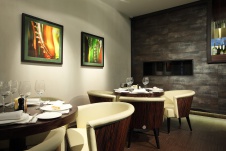Фото интерьера зала ресторана в стиле фьюжн