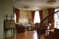 Фото интерьера гостиной многоуровневой квартиры-пентхауса в стиле модерн