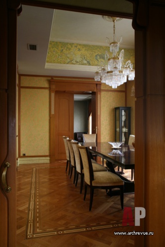 Фото интерьера столовой многоуровневой квартиры-пентхауса в стиле модерн