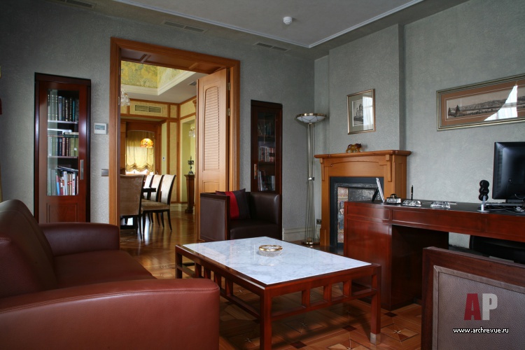 Фото интерьера кабинета многоуровневой квартиры-пентхауса в стиле модерн