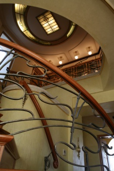 Фото интерьера лестницы многоуровневой квартиры-пентхауса в стиле модерн