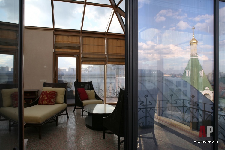 Фото интерьера веранды многоуровневой квартиры-пентхауса в стиле модерн