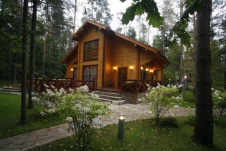 Фото фасадов деревянного загородного дома в эко стиле