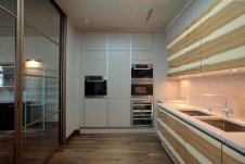 Фото интерьера кухни квартиры в современном стиле