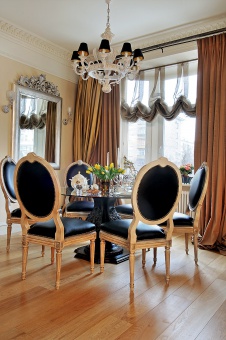 Фото интерьера столовой квартиры в классическом стиле