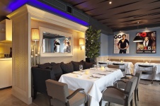 Фото интерьера европейского зала ресторана в стиле фьюжн