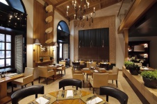 Фото интерьера азиатского зала ресторана в стиле фьюжн