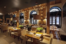 Фото интерьера азиатского зала ресторана в стиле фьюжн