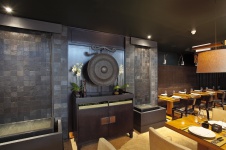 Фото интерьера азиатского зала ресторана в стиле фьюжн